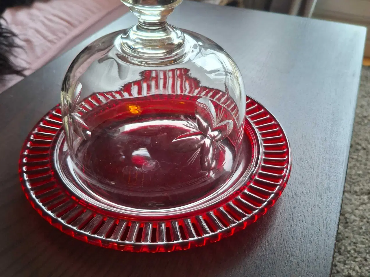 Billede 1 - Smuk kage/oste-klokke i klar glas m.rød bund