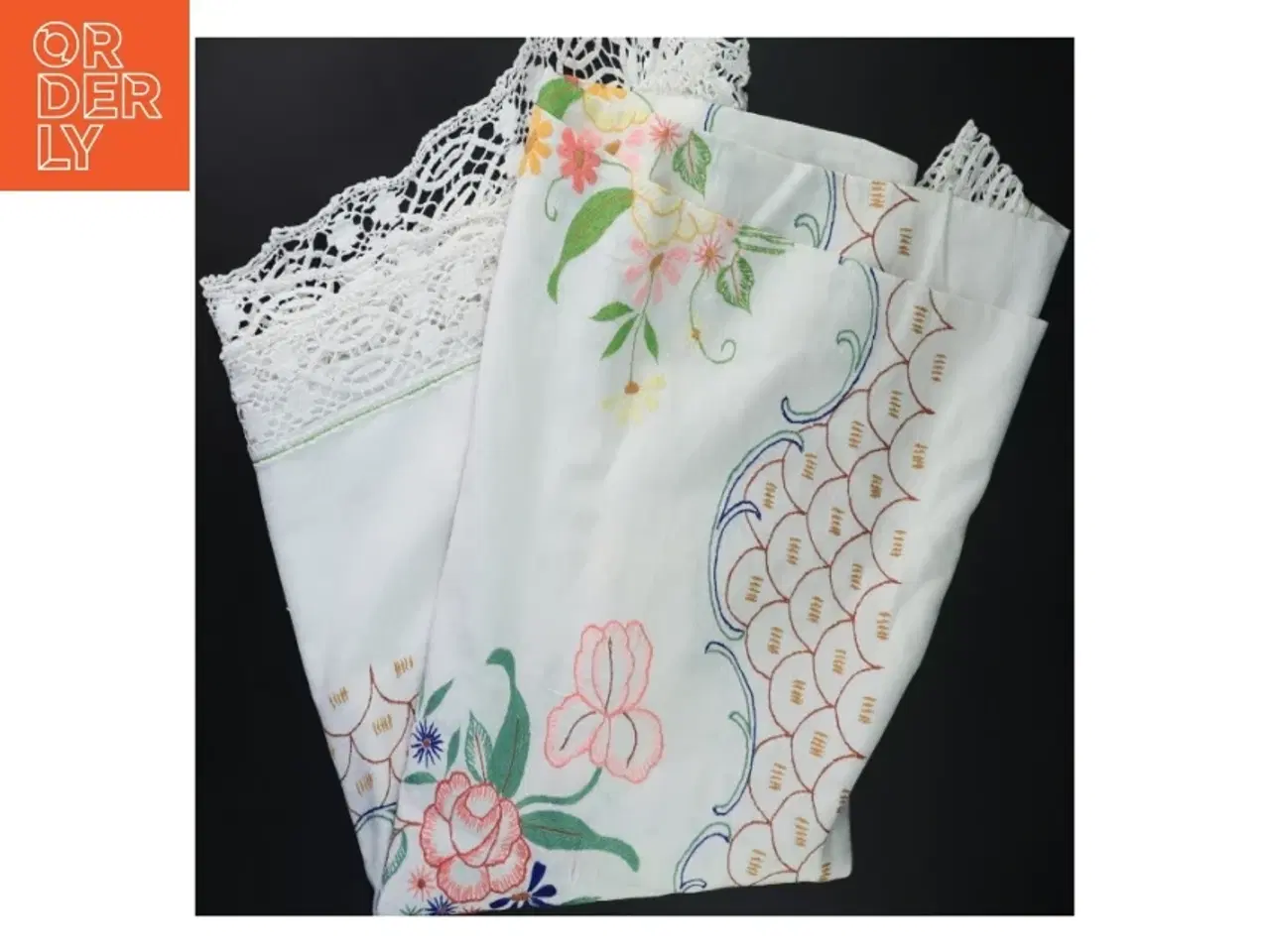 Billede 1 - Hvid dug med broderi og blondekant (str. 135x135 cm)