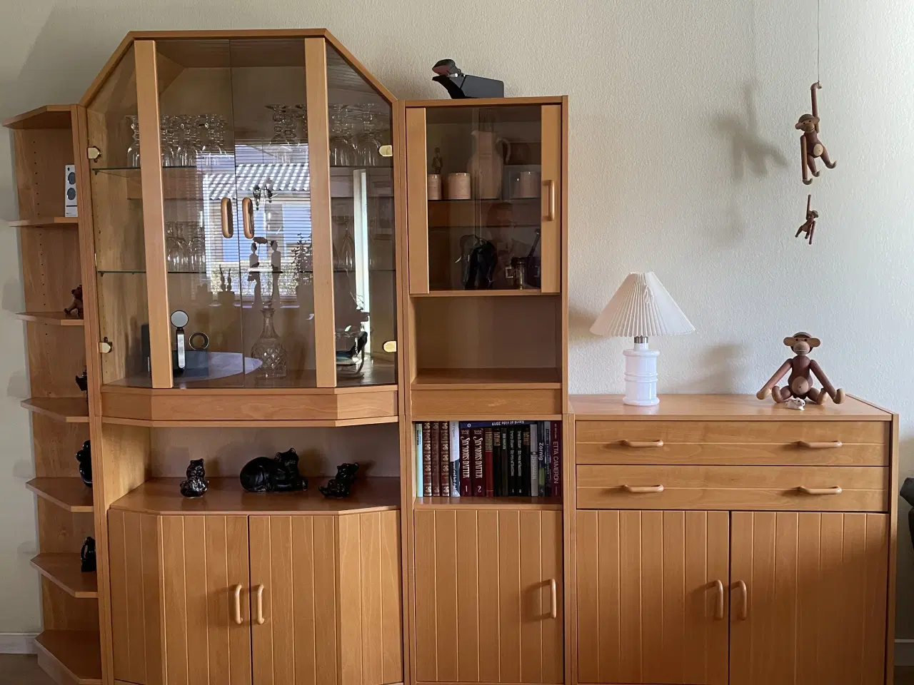 Billede 2 - Vitrineskab med reol