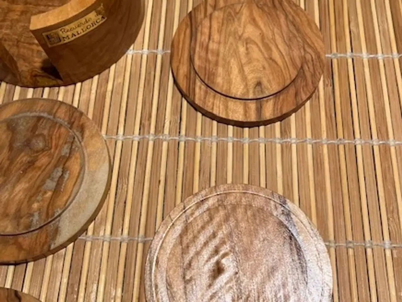 Billede 3 - Smukt og autentisk sæt ølbrikker i spansk oliventr