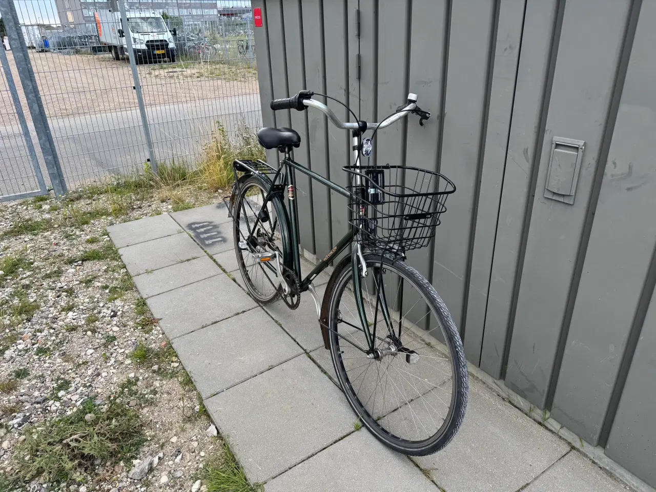 Billede 2 - Solid herrecykel m. kurv – klar til bykørsel 🚴‍♂️