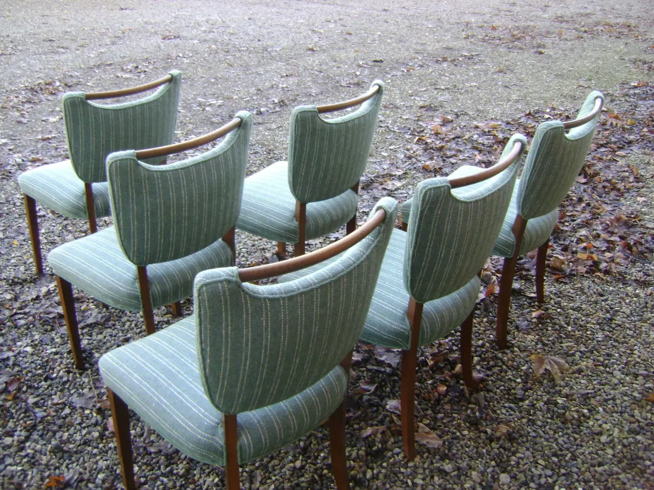 Billede 5 - Armstol plus 6 stk alm stole med gråstribet stof v