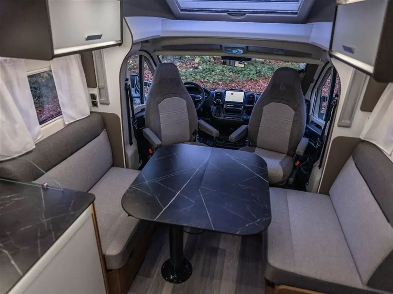 Billede 24 - 2026 - Benimar Mileo 268   Skandinavisk design og komfort året rundt