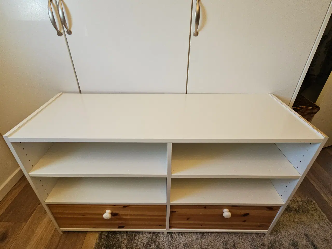 Billede 2 - TV-bord med skuffer og justerbare hylder