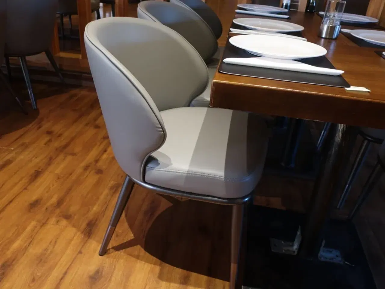 Billede 4 - 4 borde og 12 nye stole