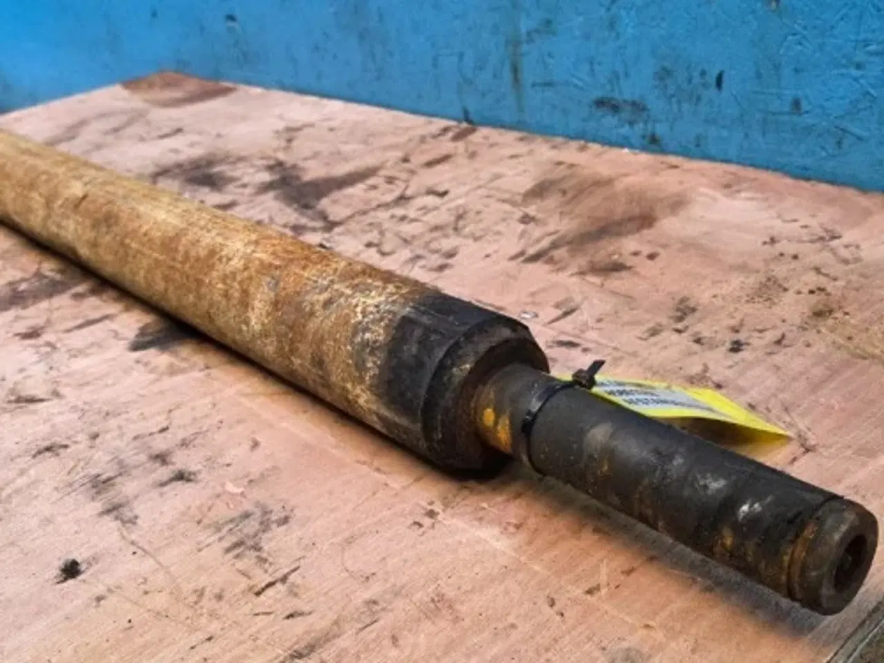 Billede 6 - New Holland LB110 Afstandsstykke 85801088