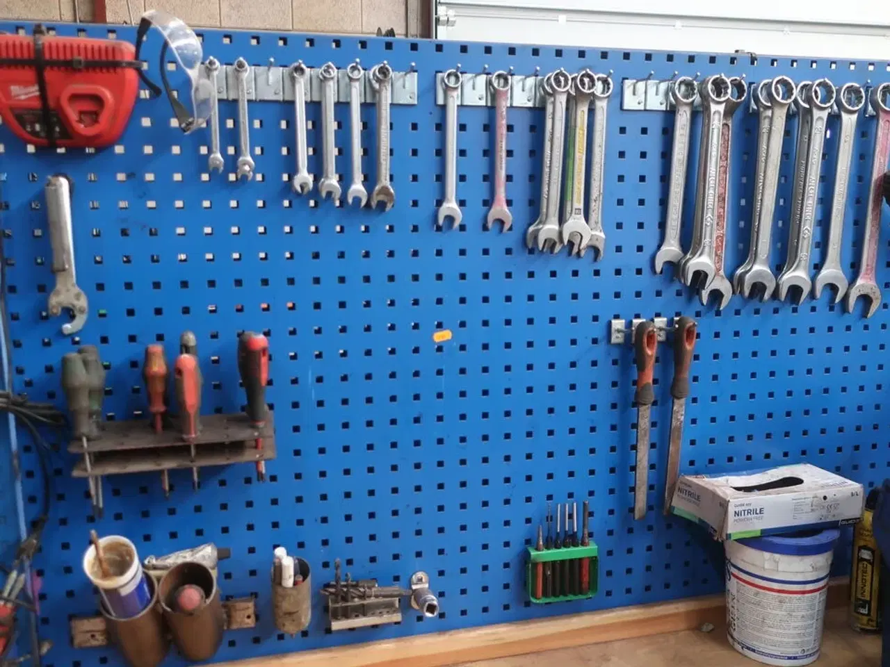 Billede 3 - Arbejdsbord samt værktøjstavle med div. Værktøj