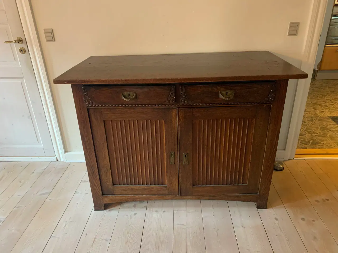 Billede 1 - Rummeligt underskab med hylder