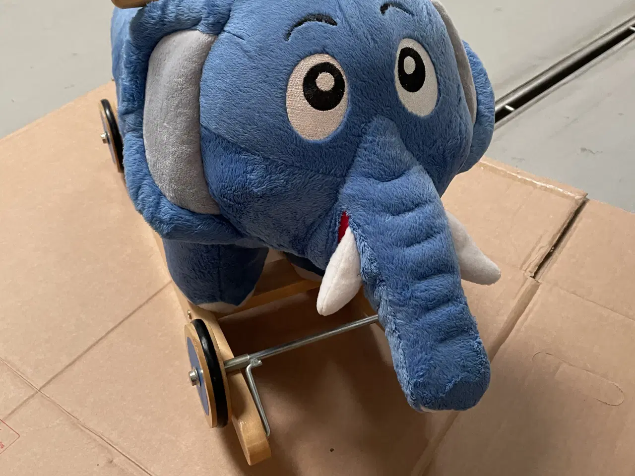 Billede 1 - Gyngehest med hjul