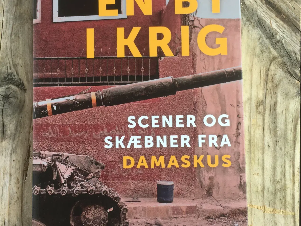 Billede 1 - En By I Krig, Adam Holm, emne: historie og samfund