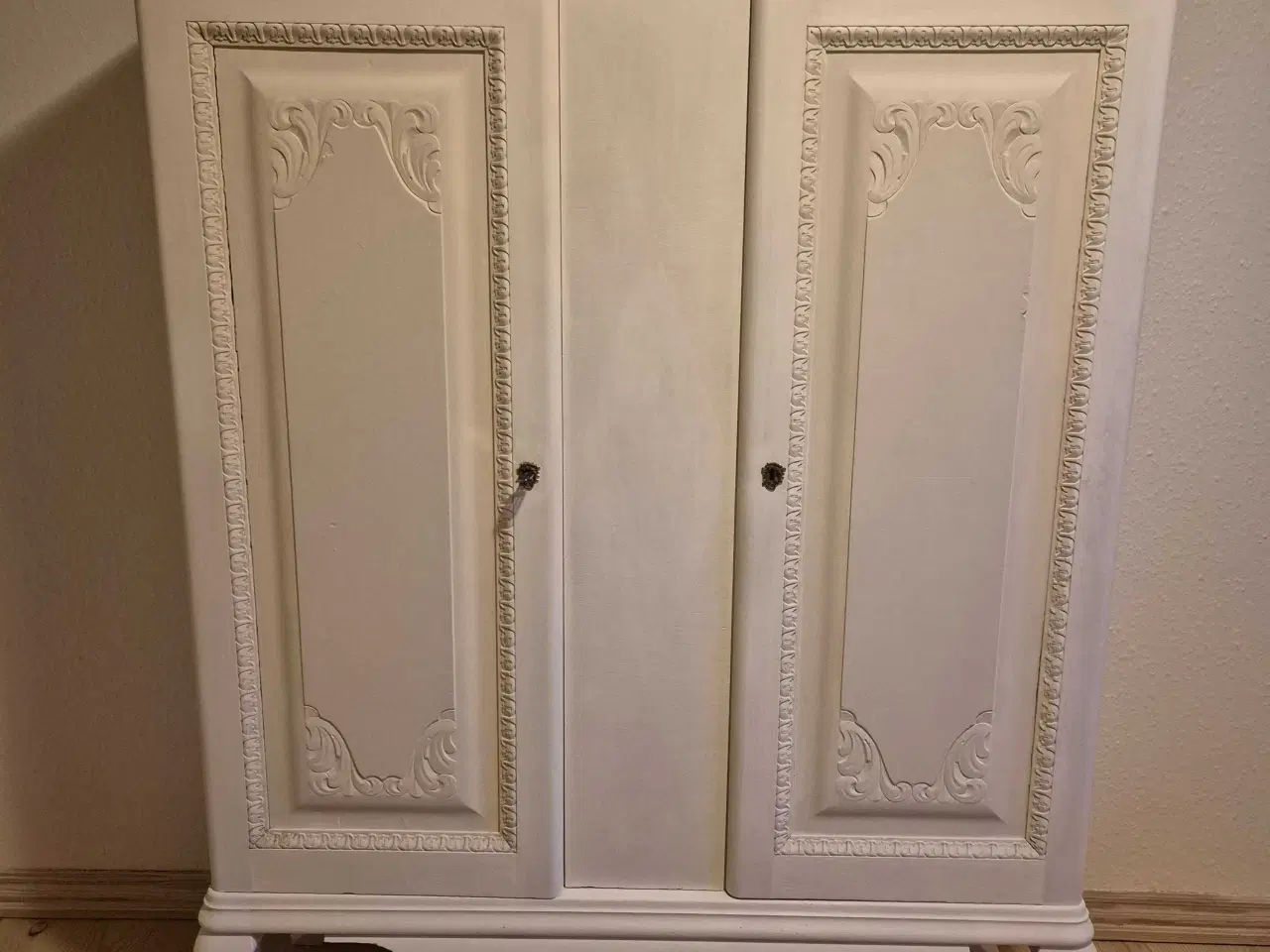 Billede 2 - Smukt skab m/4 hylder