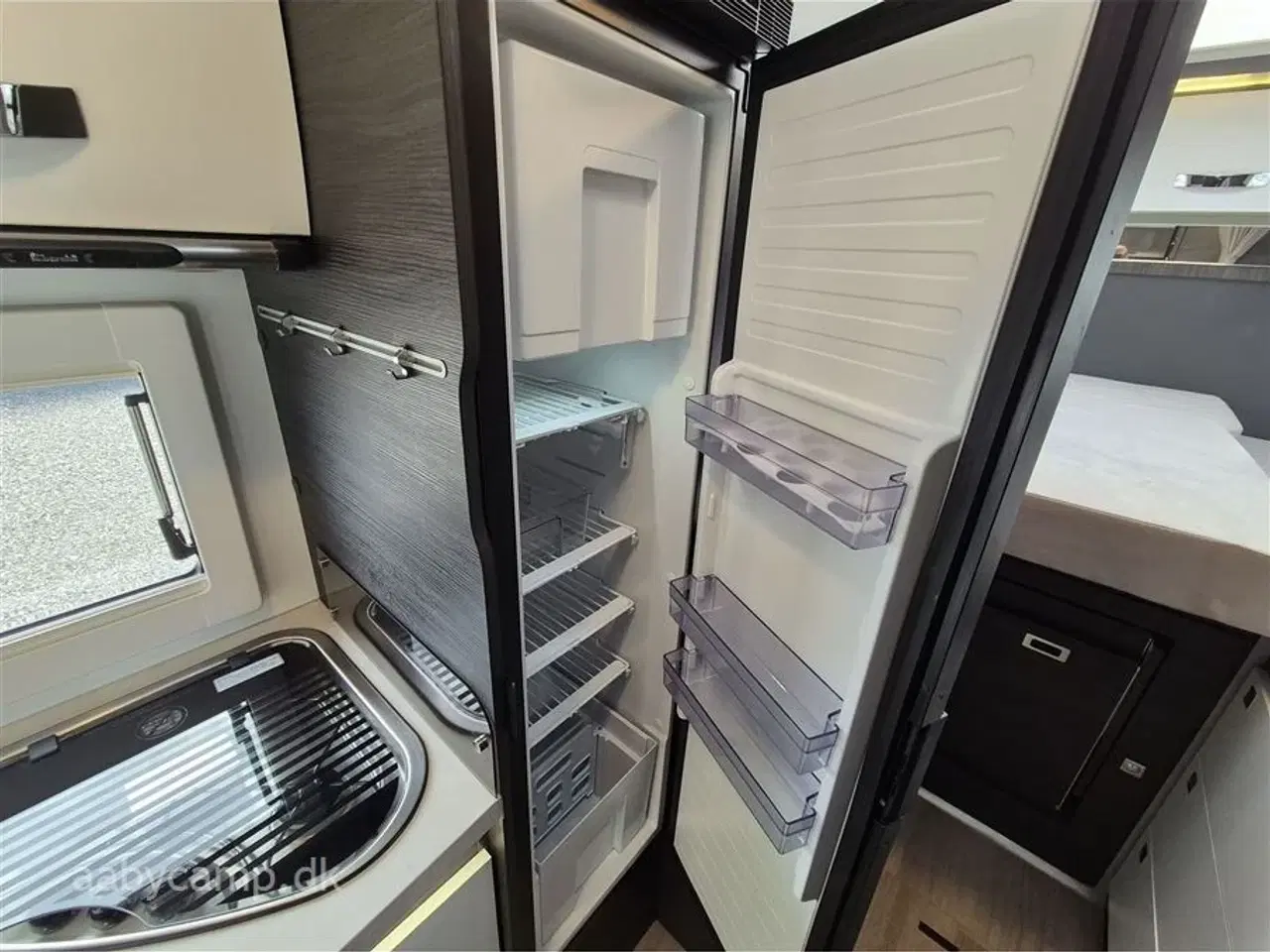 Billede 15 - 2022 - Benimar Mileo 261 NK   Automatgear. NK. pakke. varme på spildevands tanken. plisse i førehuset. solceller. lithium batterier. maxfann. clesana toilet. kompressor køleskab.