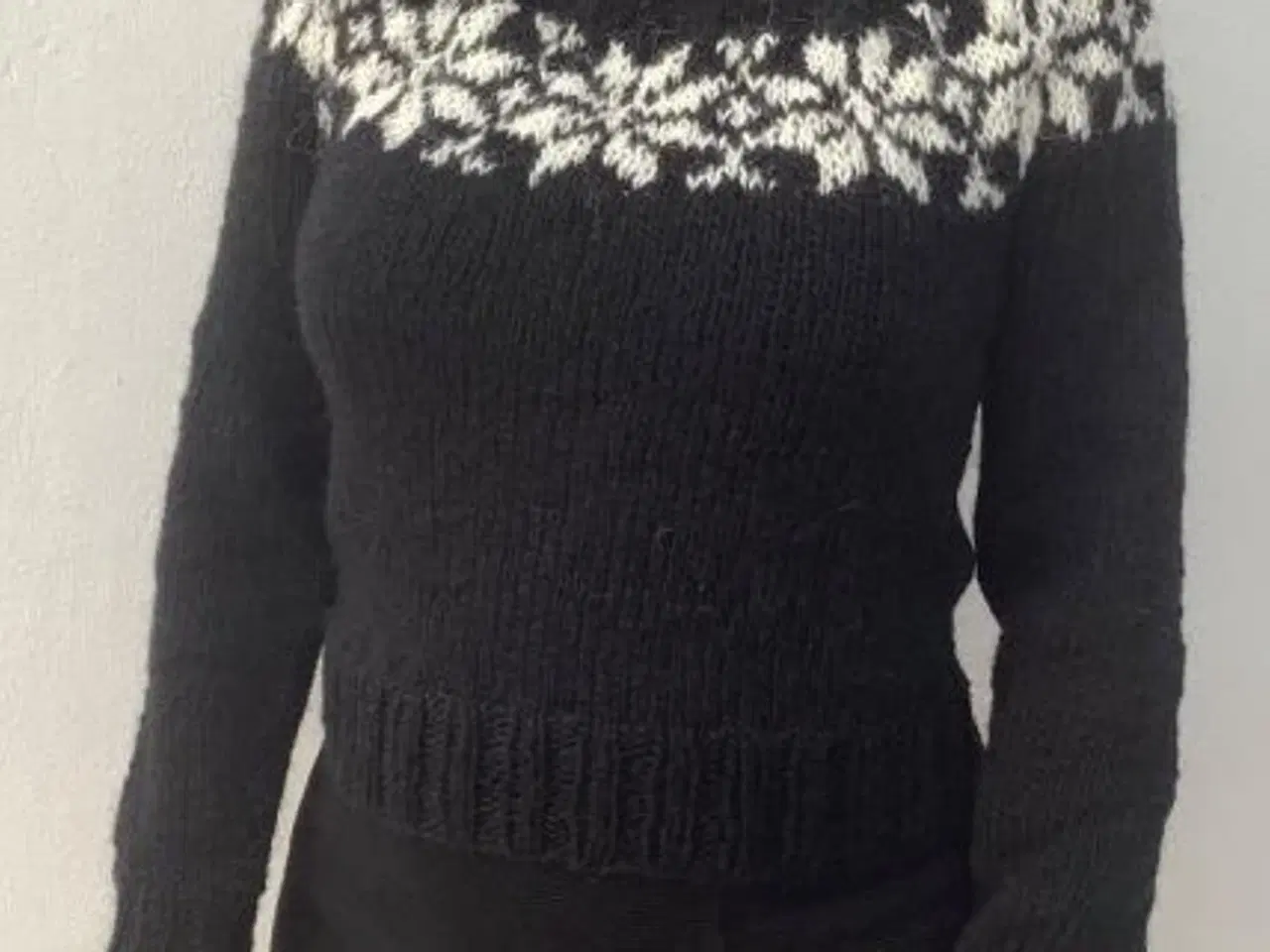 Billede 2 - Sarah Lund sweater med en stjernebort. Str. M