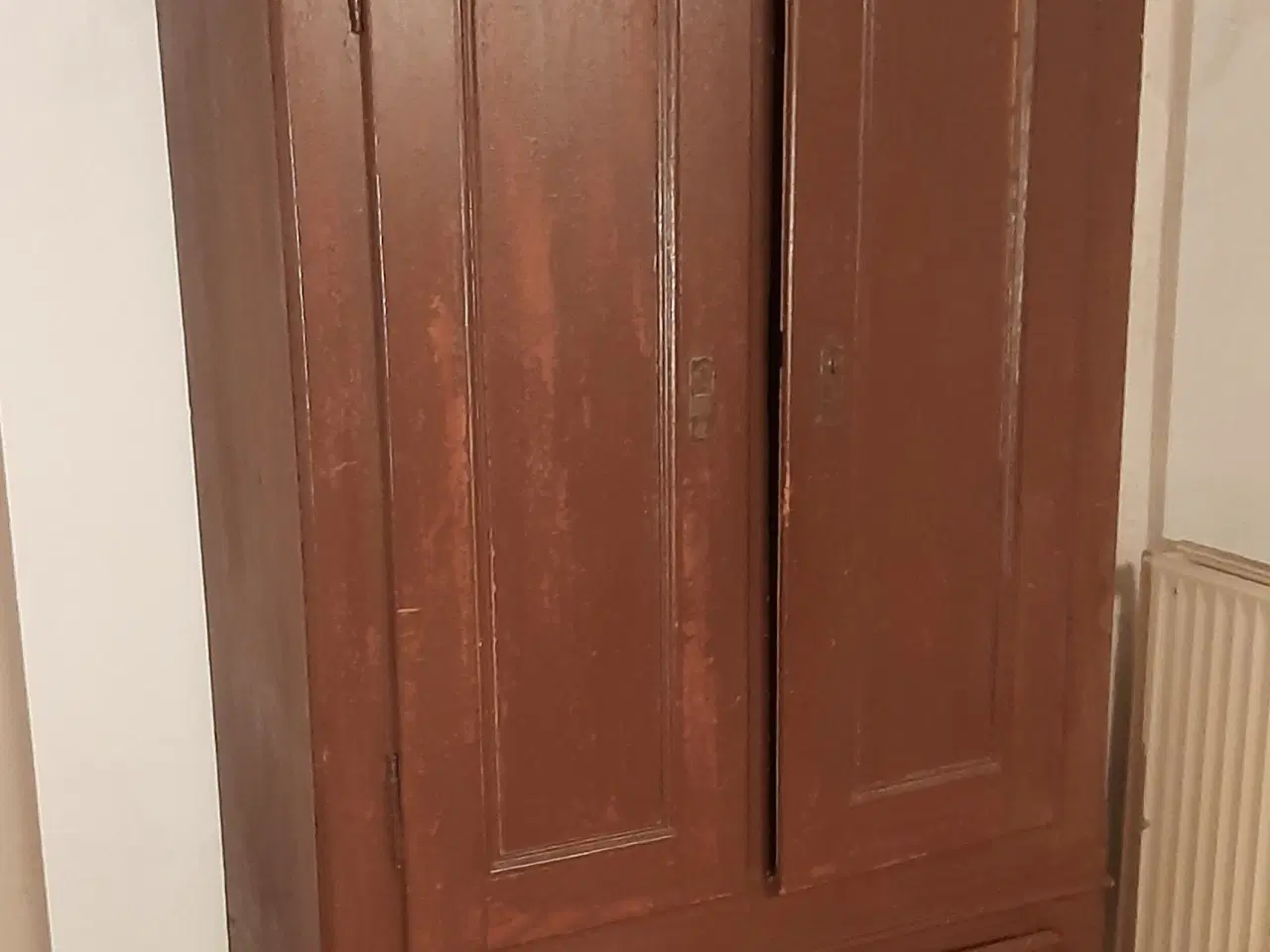 Billede 3 - Fin karlekammerskab i fyrtræ.