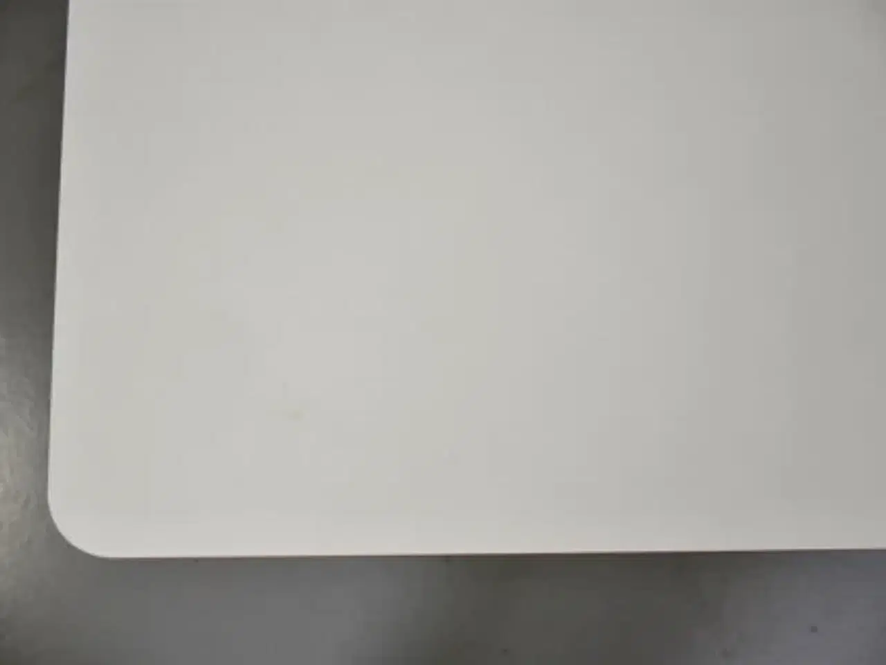Billede 6 - Scan office hæve-/sænkebord med hvid laminat og kabelbakke, 120 cm.