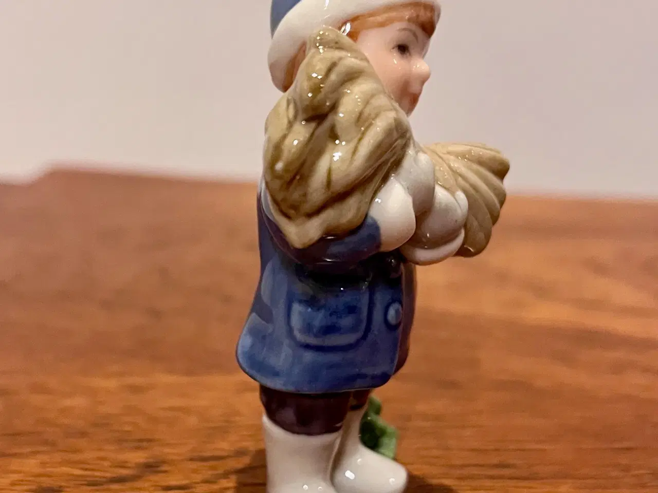 Billede 2 - Dreng med et bundt hø/juleneg - Bing & Grøndahl