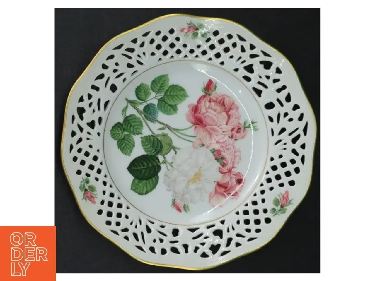 Billede 13 - Porcelænstallerken med gennembrudt kant og rosendekoration fra Firkløveren