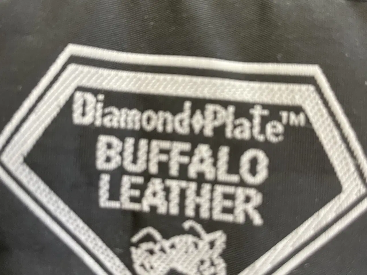 Billede 3 - Giv et bud. Buffalo skindvest ny med prismærke