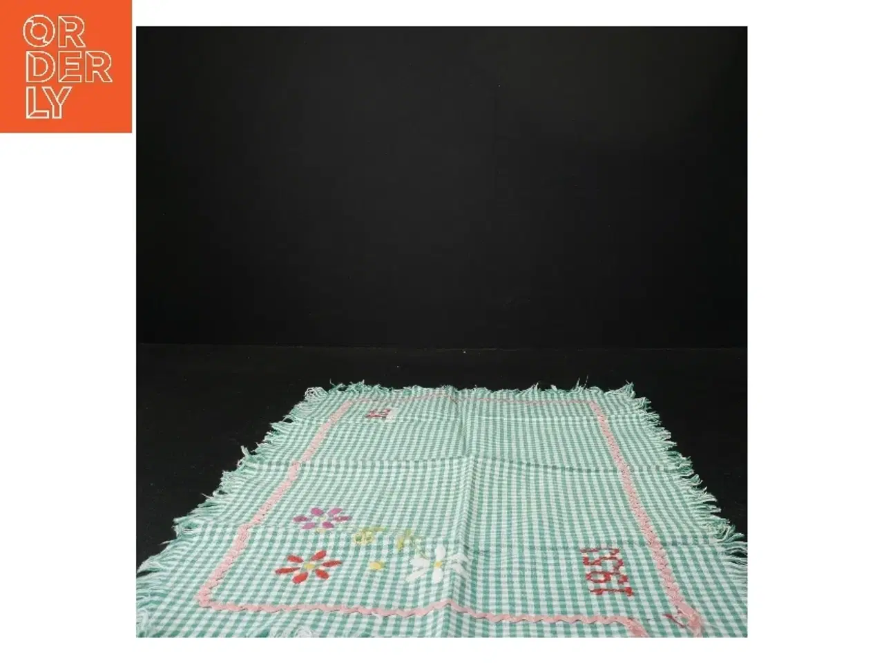 Billede 2 - Broderet dug (str. 30 x 46 cm)