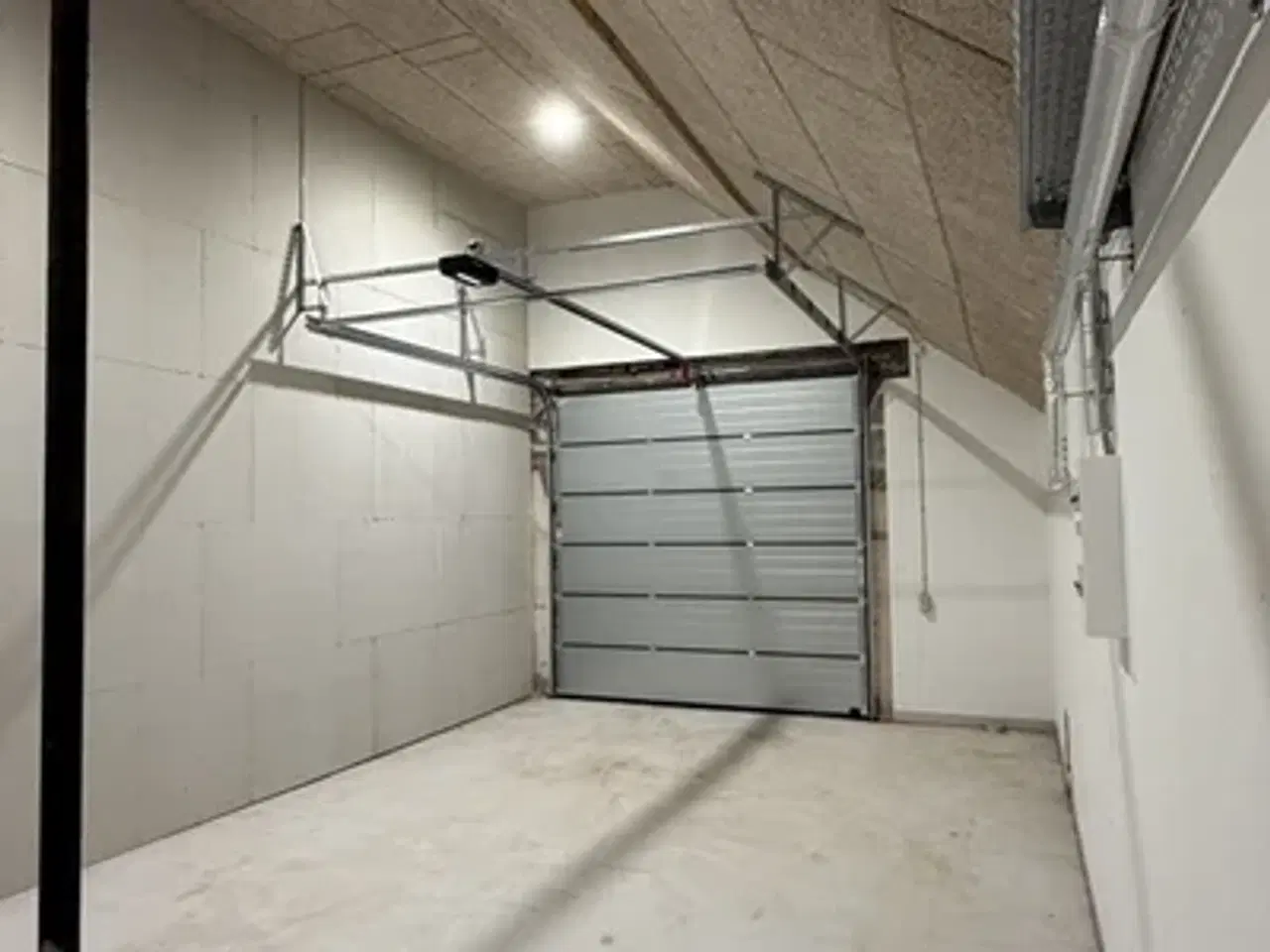 Billede 1 - DET GAMLE MEJERI - Mejlbyvej 656, 8530 Hjortshøj - 50m2 nyistandsat hal med elektrisk ledhejseport 3x3 meter