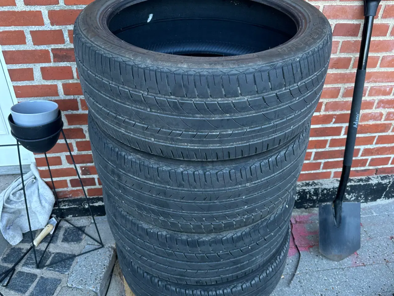 Billede 1 - Dæk 235/40-19