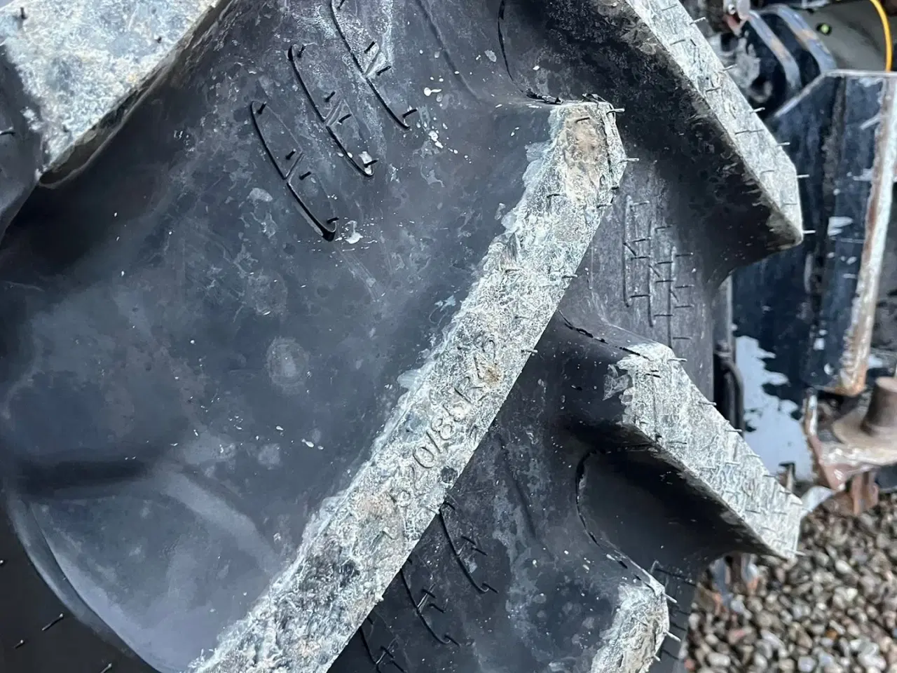 Billede 11 - New Holland T7.230 Autocommand med frontlift og nye bagdæk er lige monteret på den.