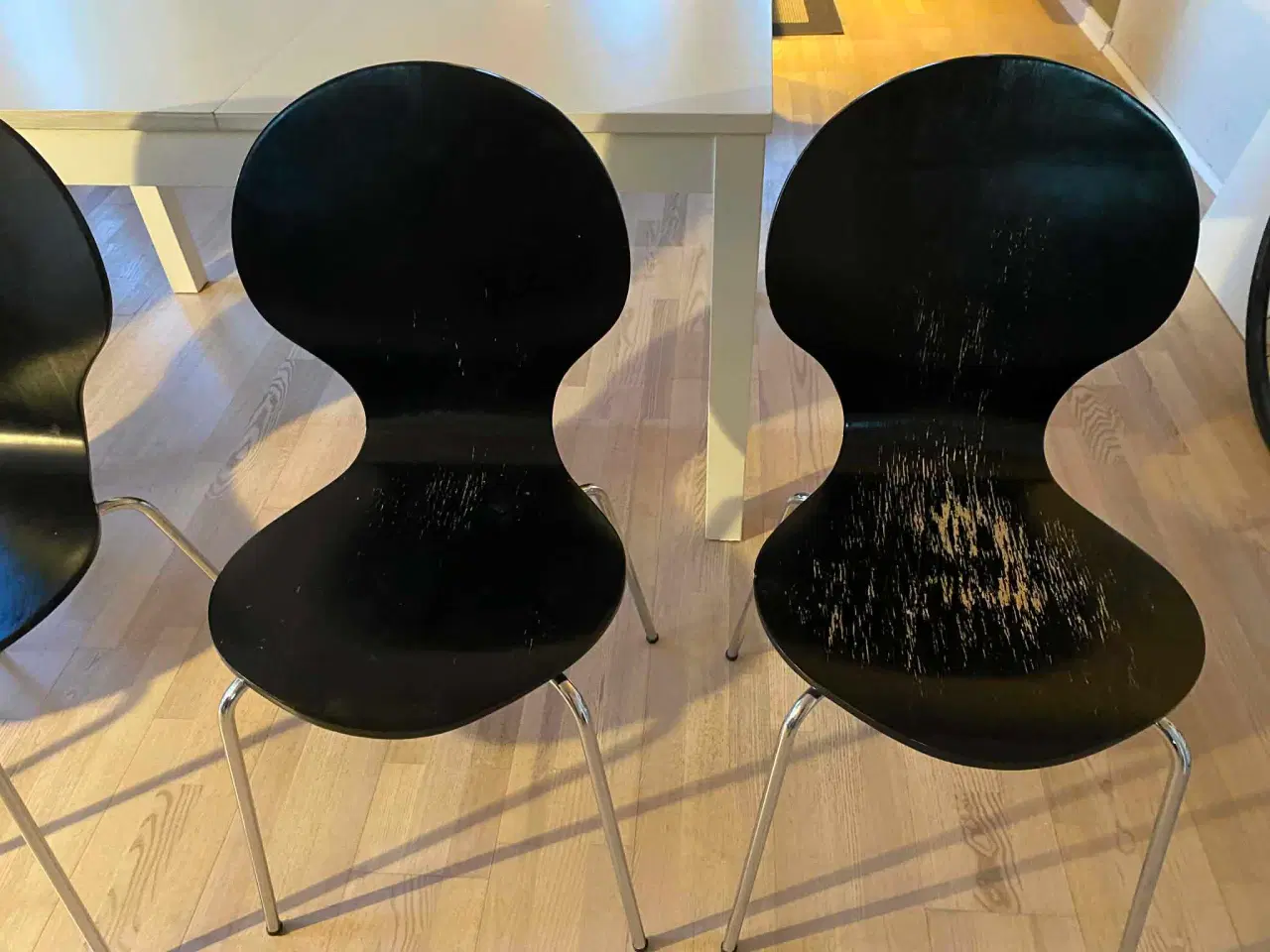 Billede 4 - Spisebord med tillægsplader og 5 kantinestole