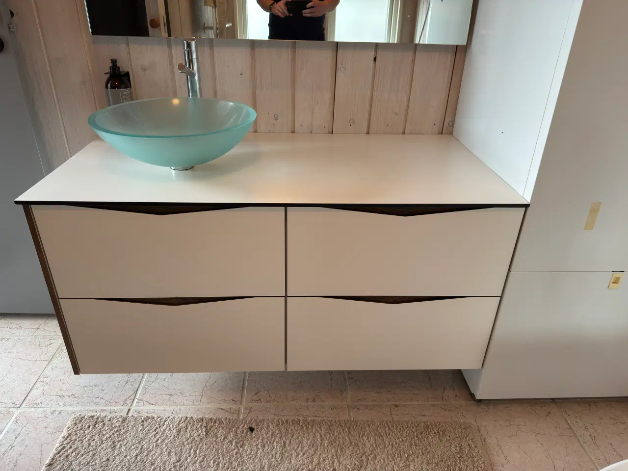 Billede 1 - Badeværelse skab i laminat med sort ege kant