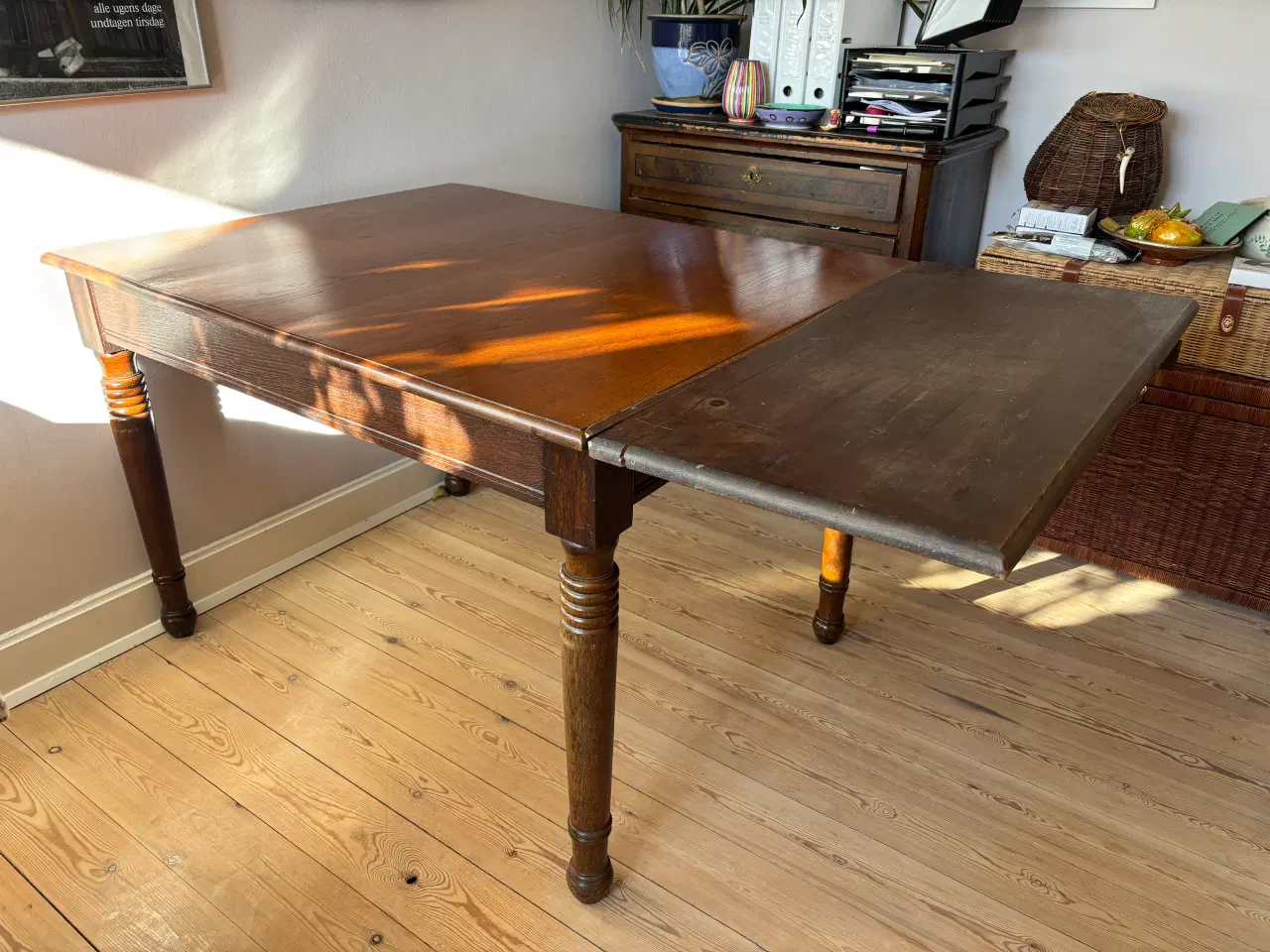 Billede 7 - Spisebord i mørkbejdset eg med 2 tillægsplader