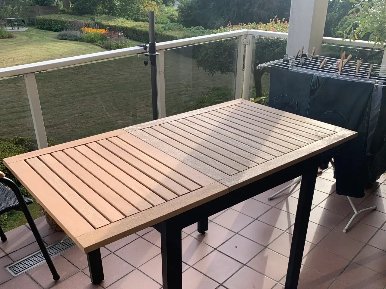 Billede 2 - Havebord udendørs