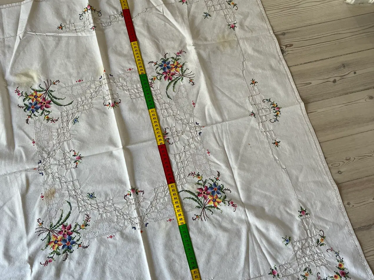 Billede 3 - Dug med broderi