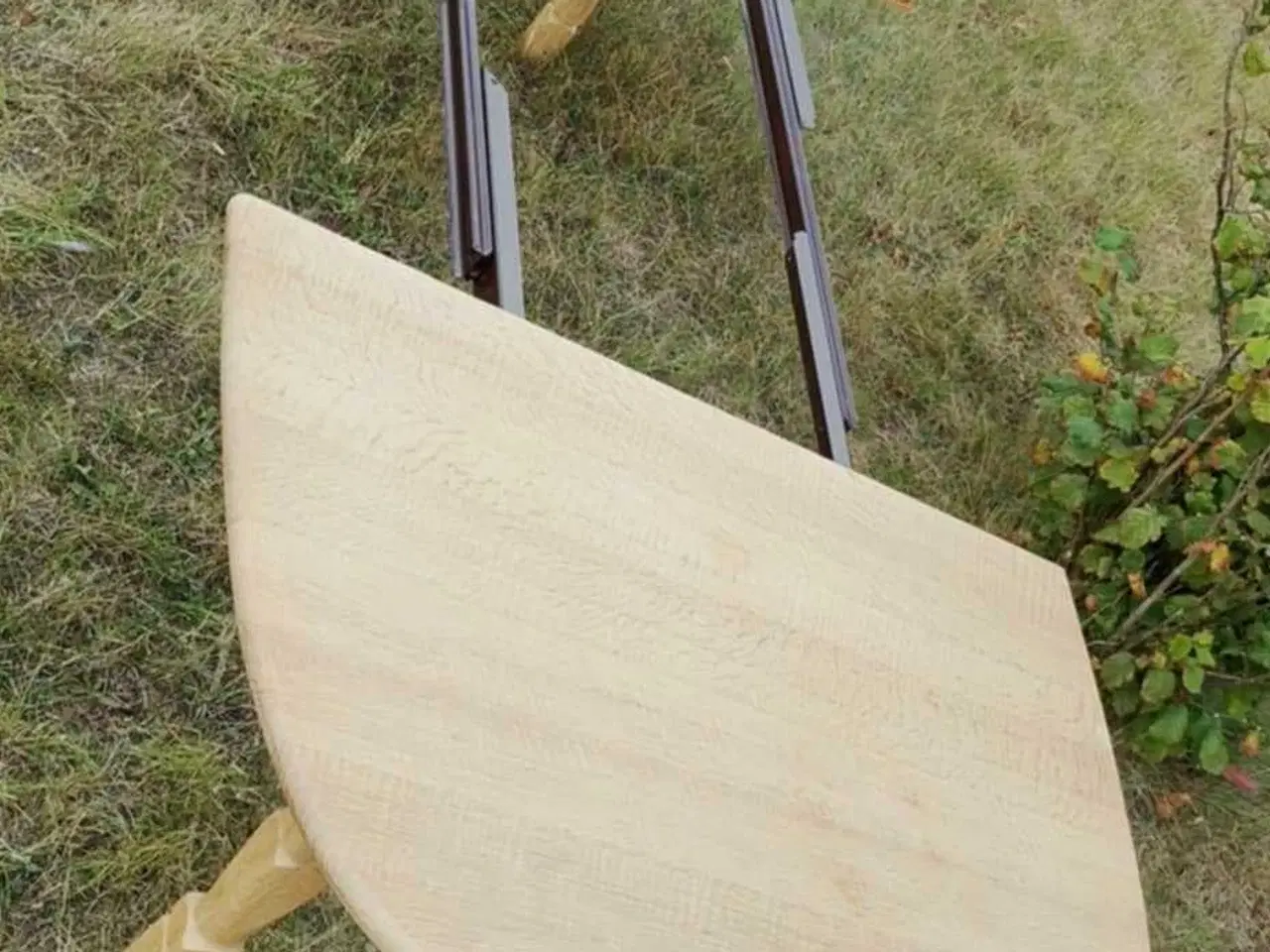 Billede 10 - Rundt massiv egetræsbord