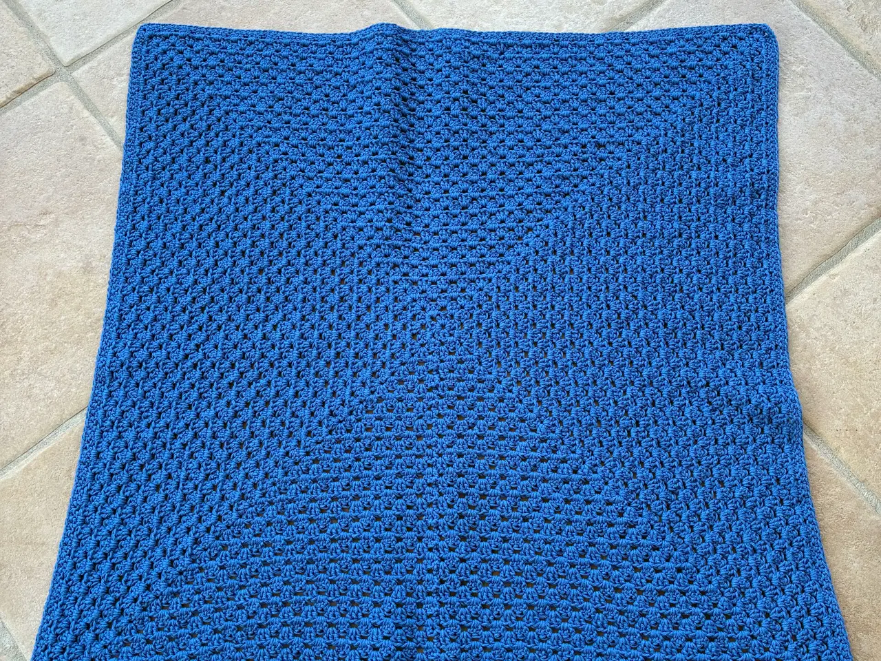 Billede 1 - Baby tæppe i hæklet blå farve. 
