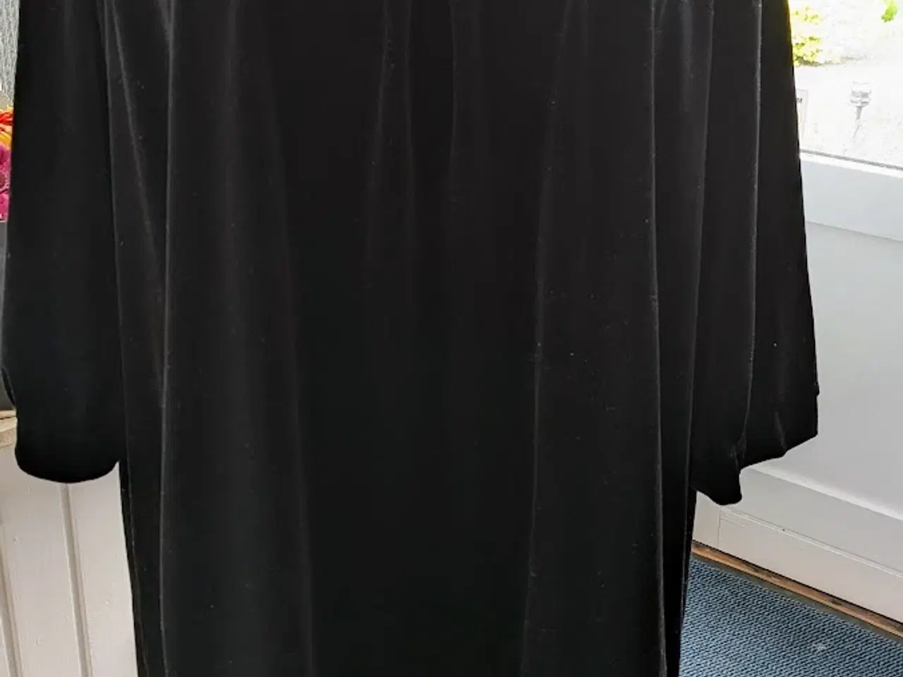 Billede 1 - Smuk sort velour kjole med trekvarte ærmer