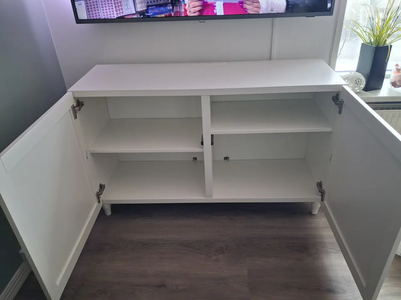 Billede 4 - Hvid Ikea skænk