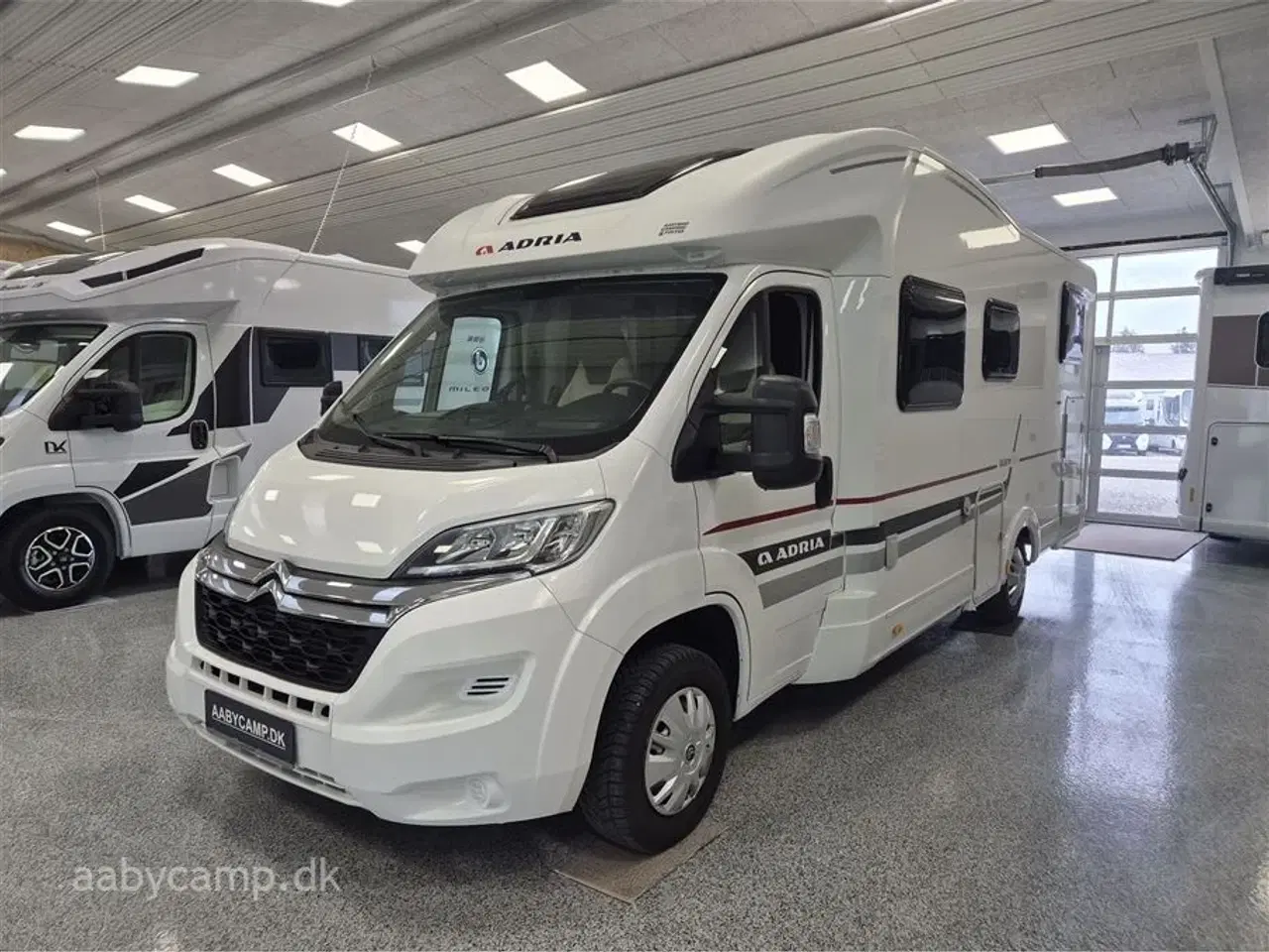 Billede 3 - 2017 - Adria Matrix Axess 670 SL   solcelle.batteri.markise.hæve/sænke cykelstativ på el.5 selepladser.helårsdæk.