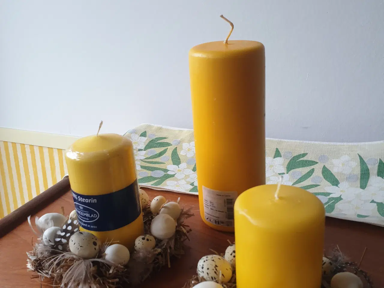 Billede 2 - Påskepynt: Fjer, æg og gule lys