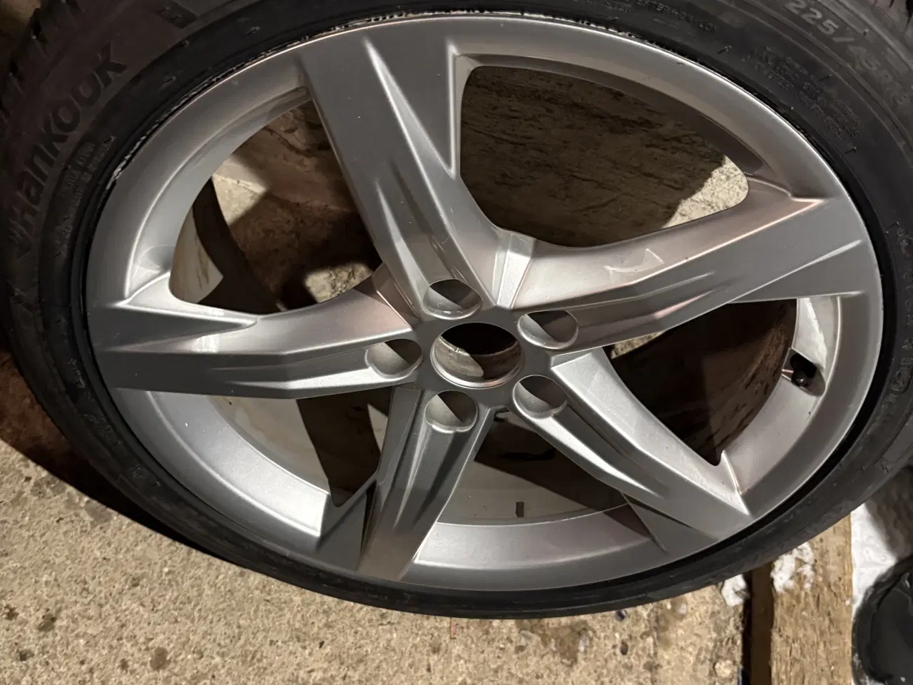 Billede 4 - Helårsdæk 225/45-18 med Audi originale alufælge