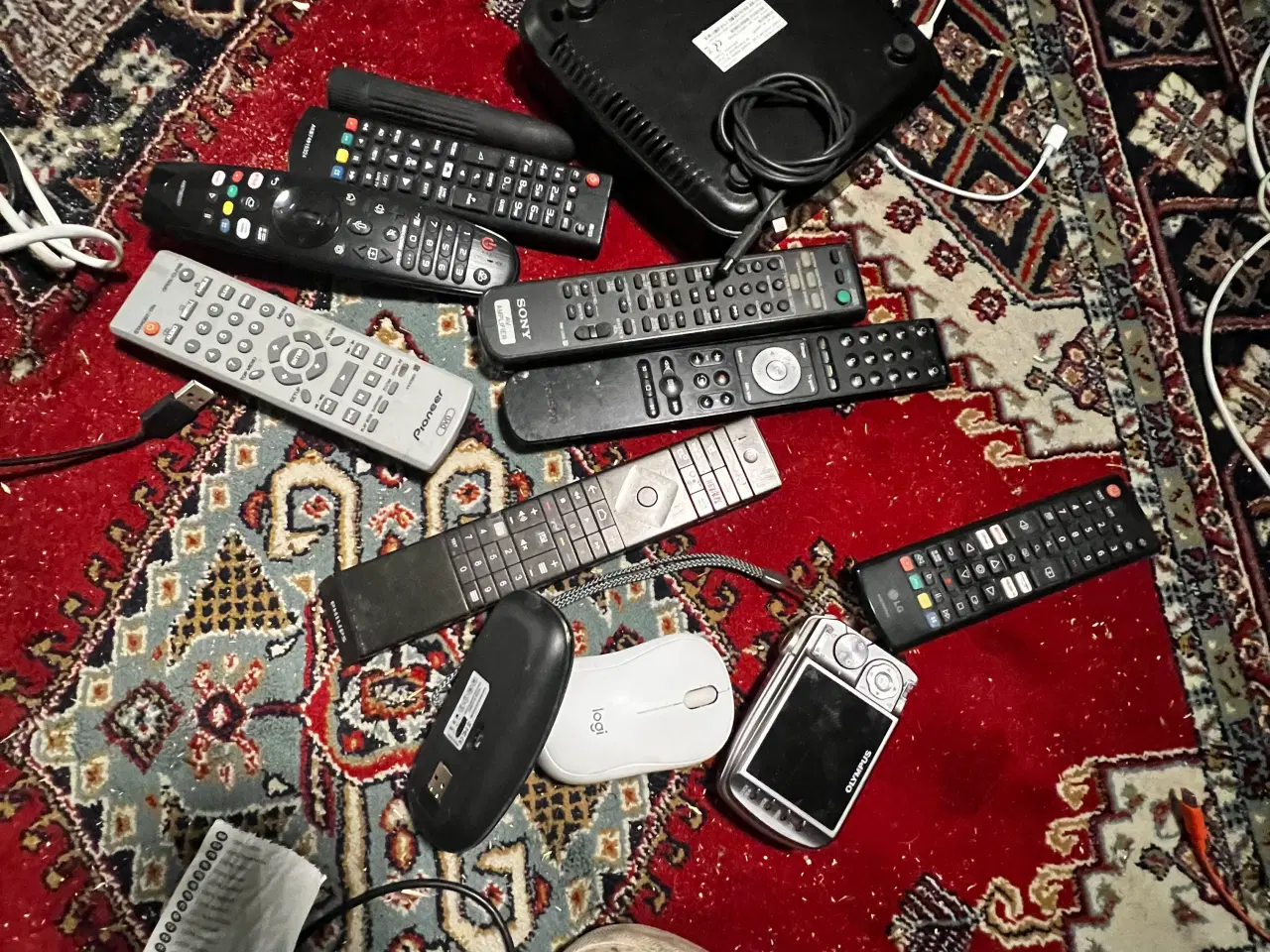 Billede 1 - Blandet ledninger og fjernbetjeninger osv