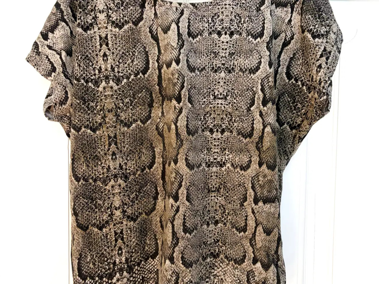 Billede 2 - Fin t-shirt med slange-print. 