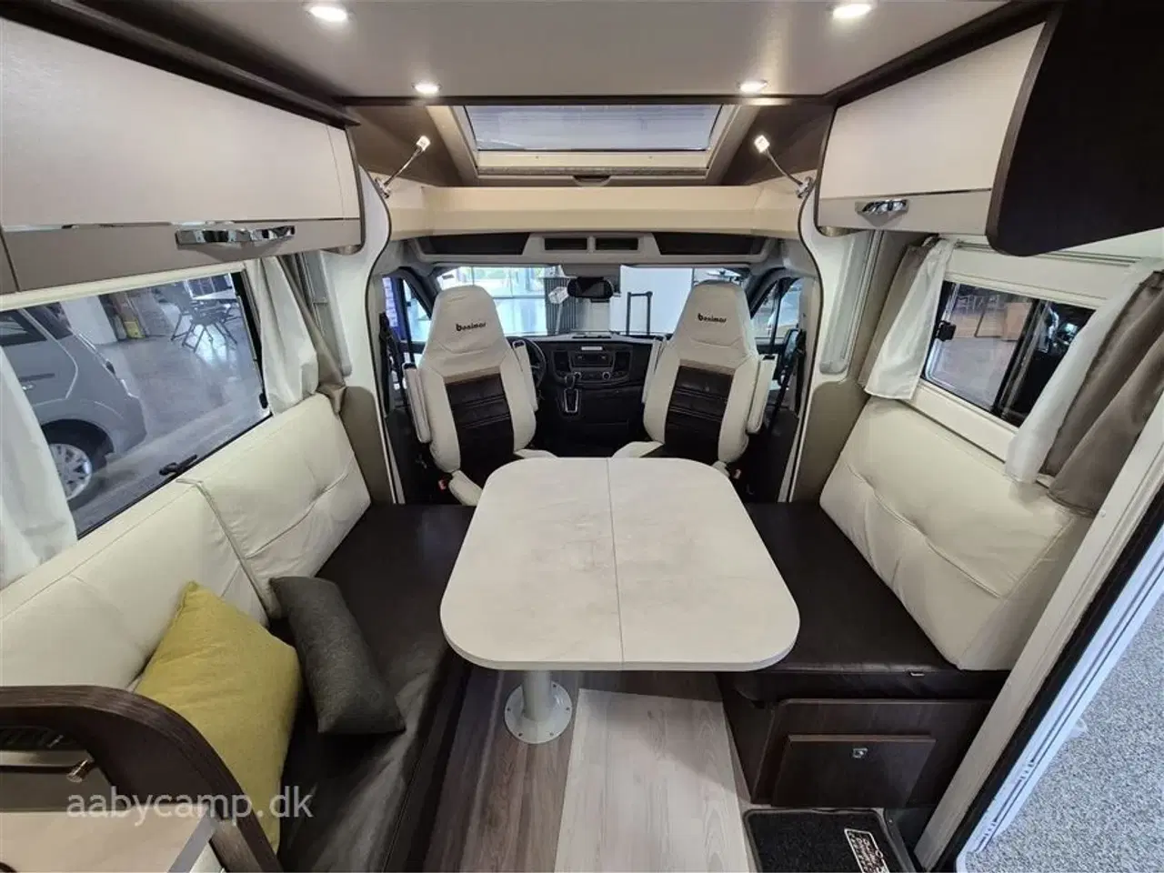 Billede 8 - 2020 - Benimar Tessoro 497 Northautokapp   Nk Pakke. Automatgear. solceller. Batteri. Inverter. Markise. Lædersæder. Hæve/sænkbar Queensbed. Varme på spildevandstank.