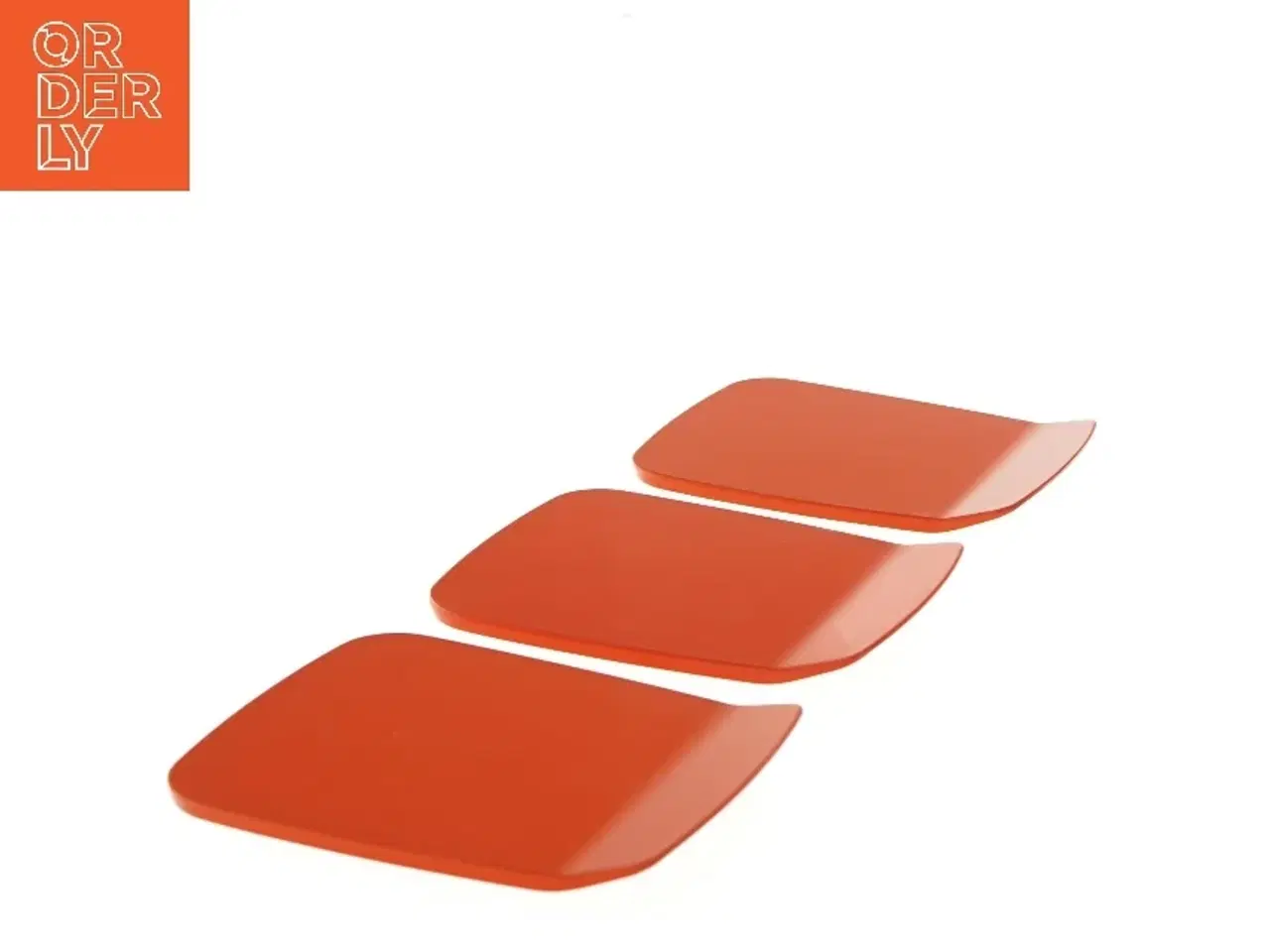 Billede 3 - Tre orange plastik tallerkener fra Rosti (str. 16x12 cm)