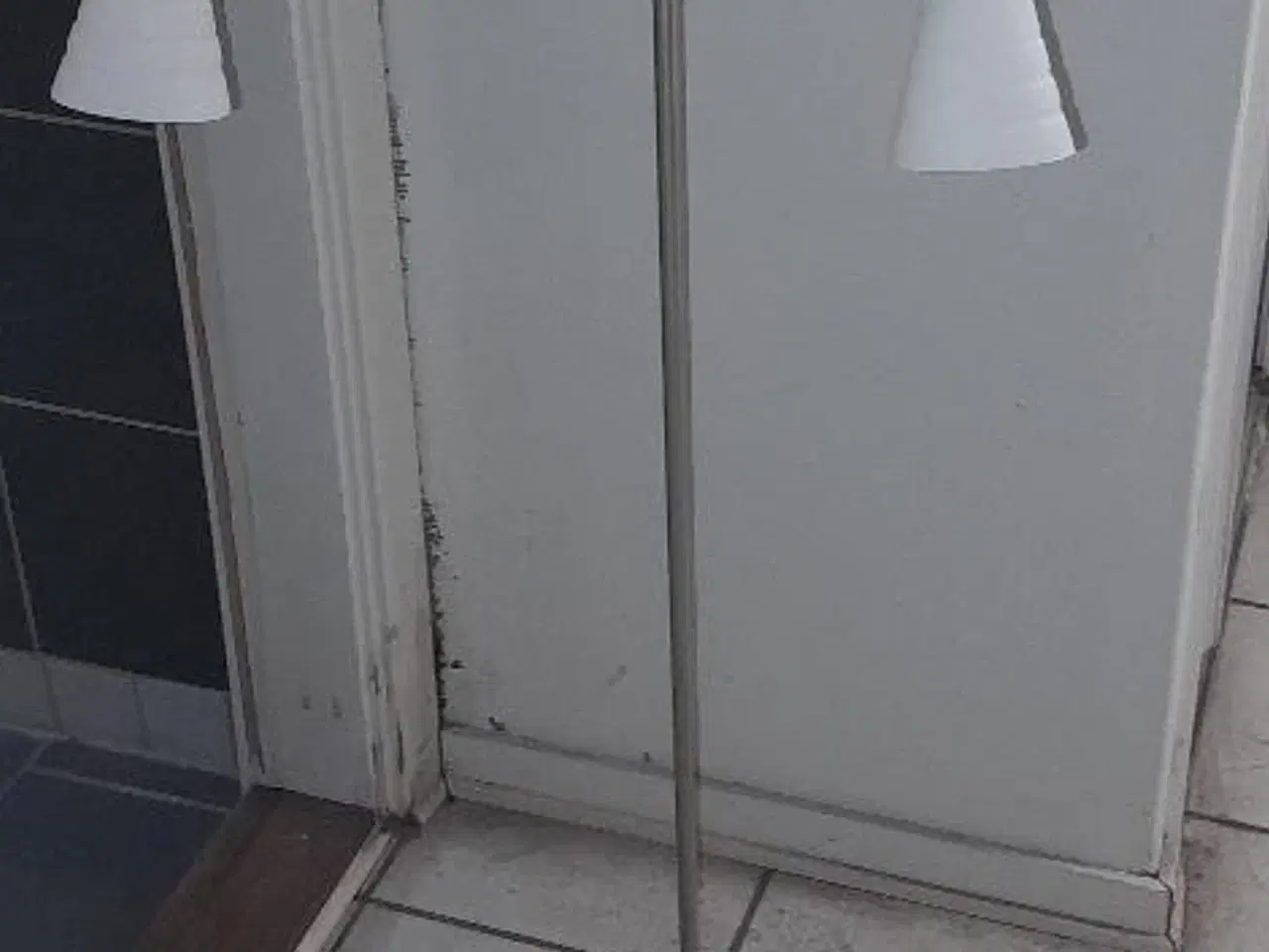 Billede 3 - Flot standerlampe med hvide glasskærme