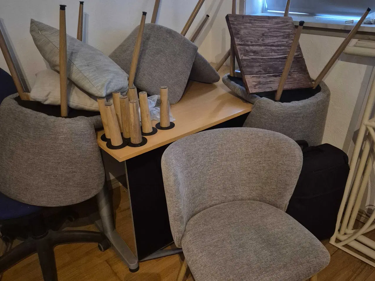 Billede 3 - Spisebordsstole med gråligt stof