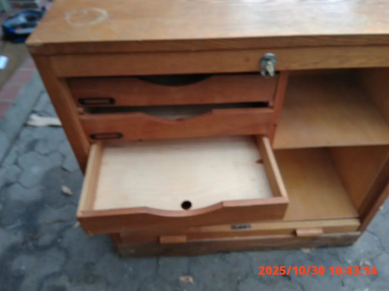 Billede 5 - Jalousiskab med skuffer.