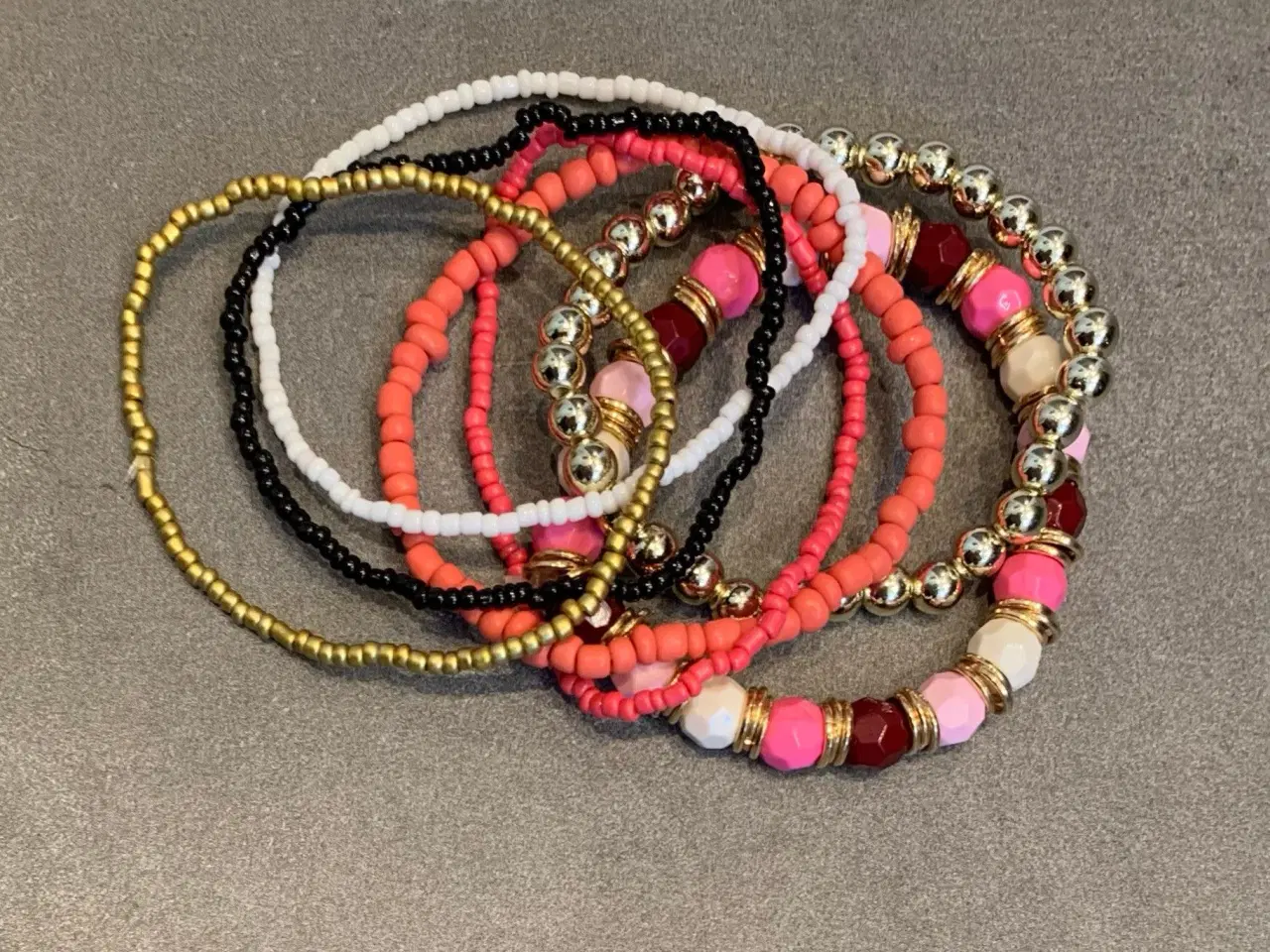 Billede 1 - Perlearmbånd sæt med 7 armbånd med perler