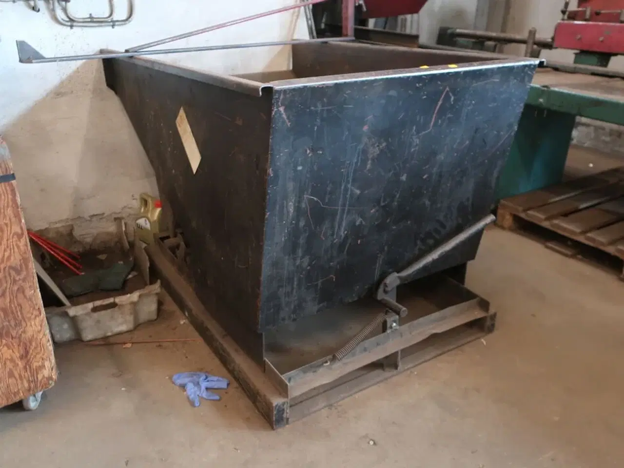 Billede 2 - Vippecontainer med indhold