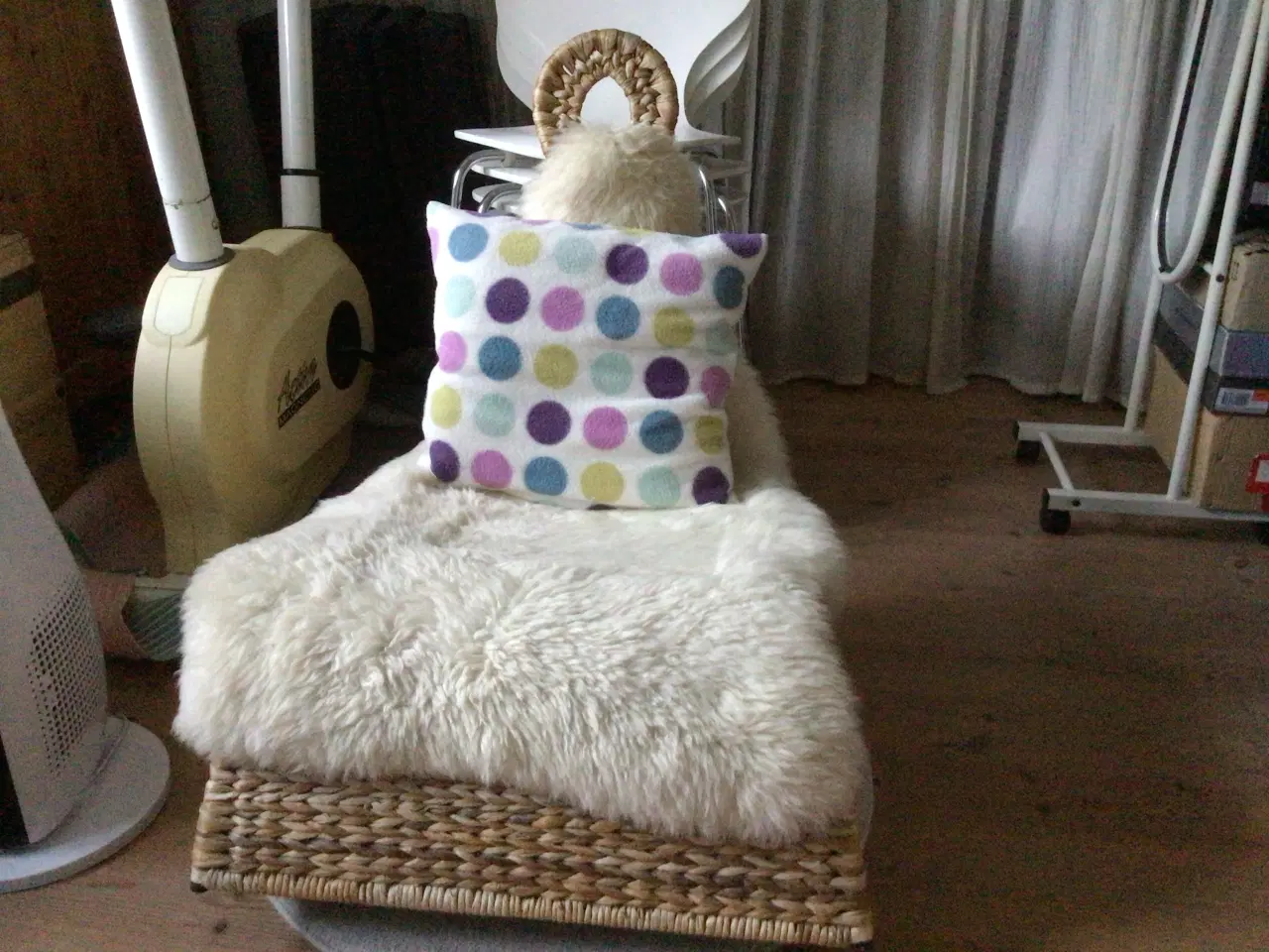 Billede 2 - Flet stol med lammeskind og pude