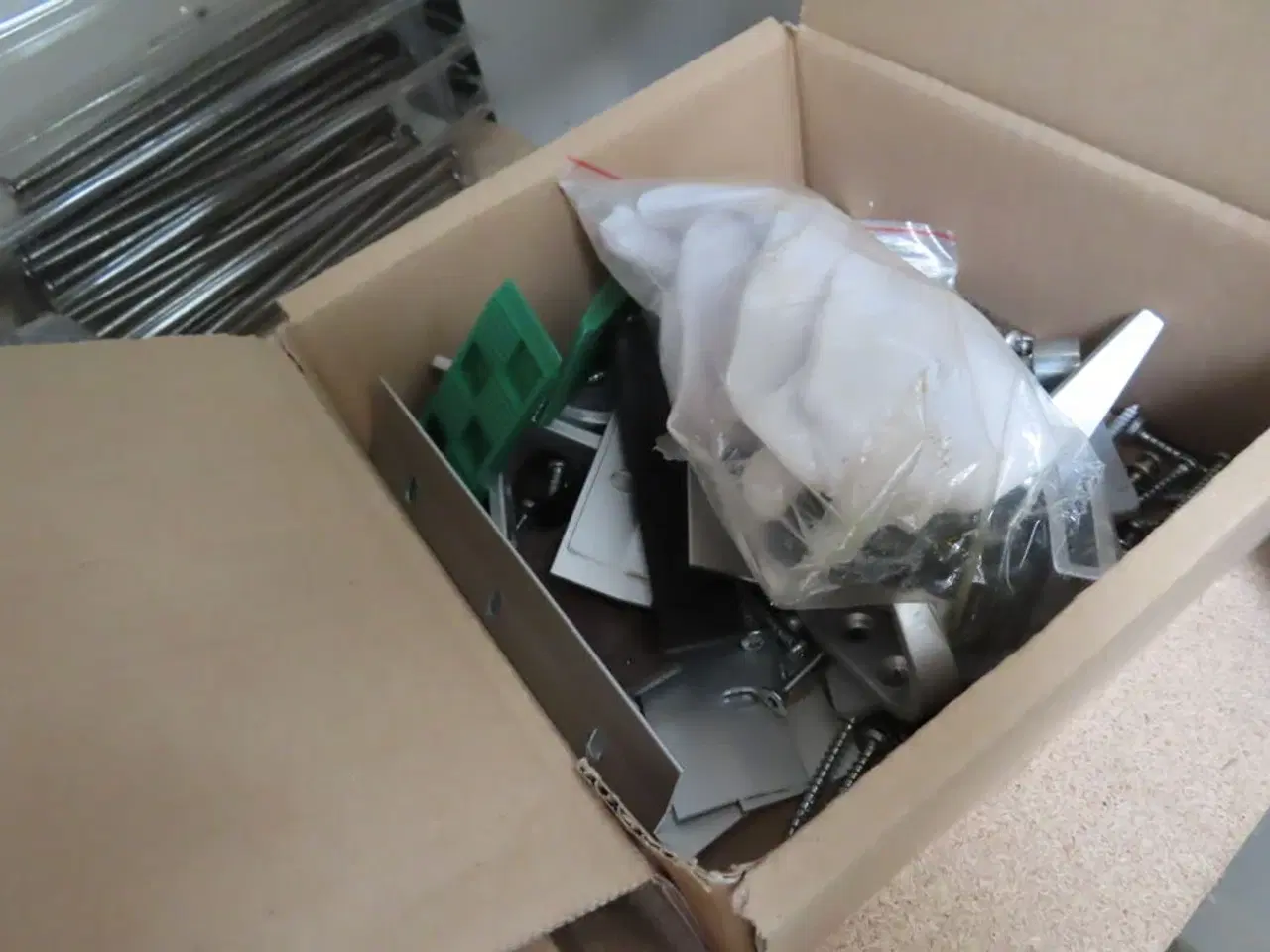 Billede 10 - Reol med indhold (Se billeder)