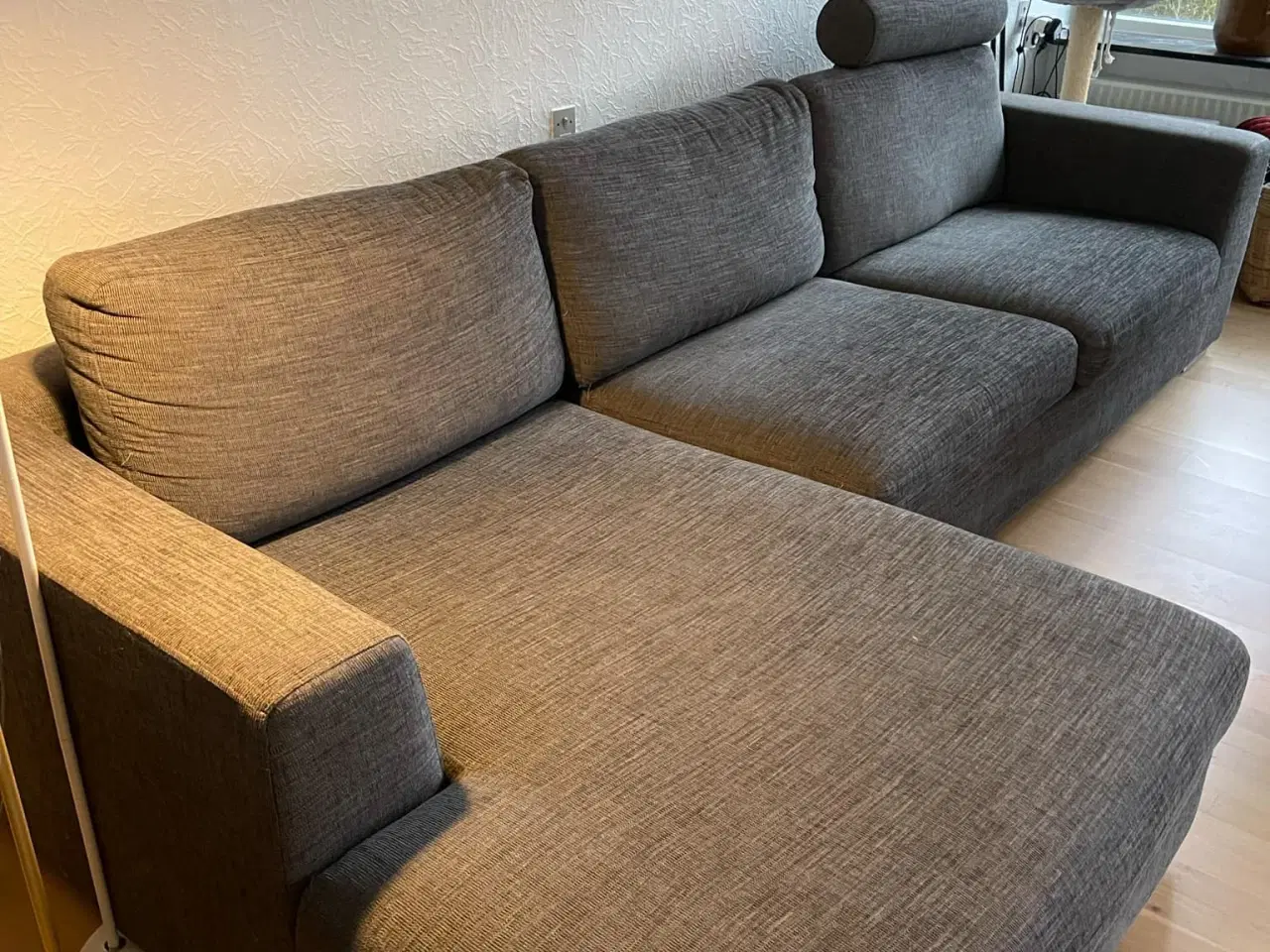 Billede 1 - Sofa i gråt stof   Pæn, ikke ryger hjem , billig 